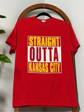 Gildan MEDIUM Red Straight Out of Kansas City Chiefs Short Sleeve Tee Shirt
